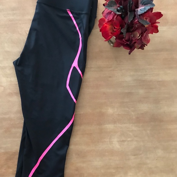 FILA BLACK RUNNING-CAPRI LEGGINGS PINK SQUIRLY DETAIL THICK WAISTBAND SMALL - Picture 1 of 5